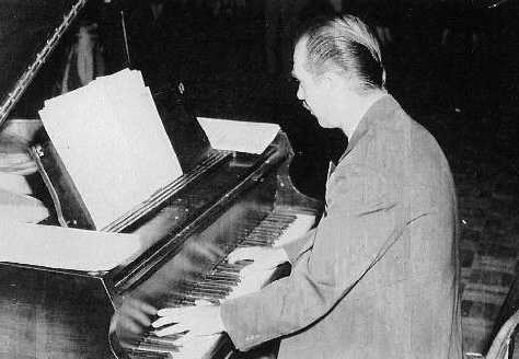 DonOnPiano.jpg (21553 bytes)